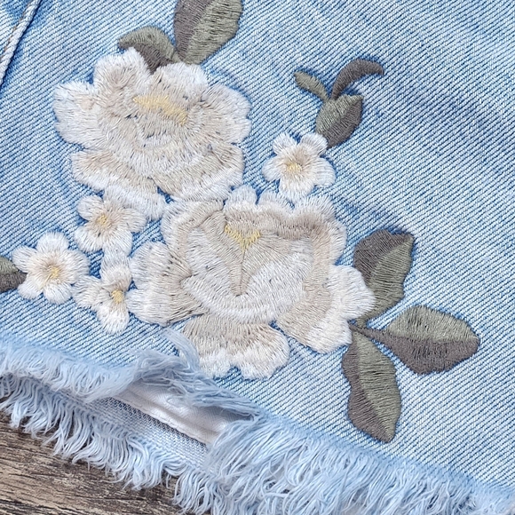 ABERCROMBIE & FITCH HARPER LOW RISE EMBROIDERED FLORAL DENIM CUT OFF SHORTS SZ 6 - Picture 4 of 5
